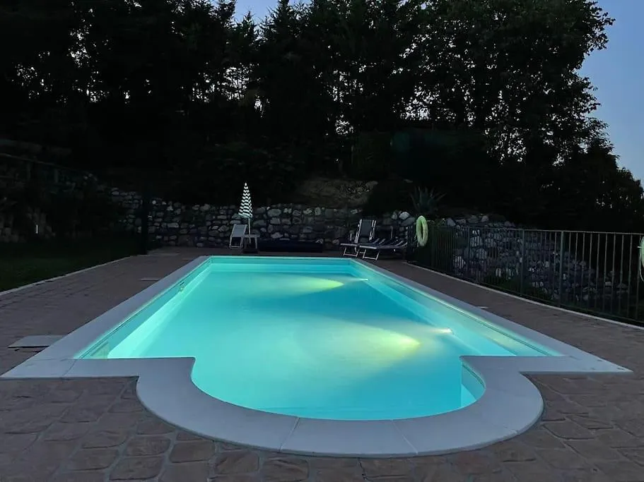 Casa Grillo, Vista Lago Con Piscina E Box Auto Barcuzzi Tatil Evi