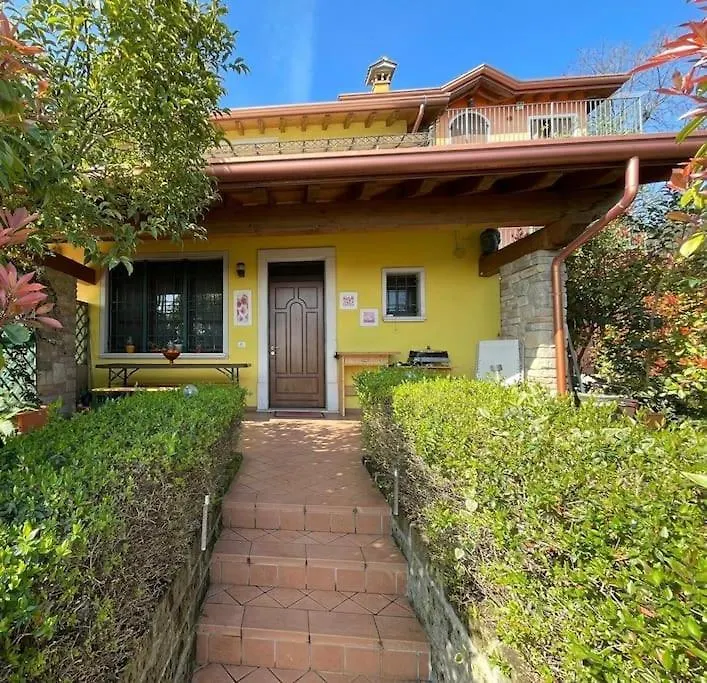 Tatil Evi Casa Grillo, Vista Lago Con Piscina E Box Auto Barcuzzi İtalya