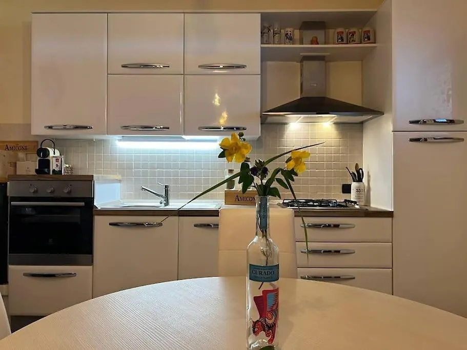 Casa Grillo, Vista Lago Con Piscina E Box Auto Barcuzzi Włochy