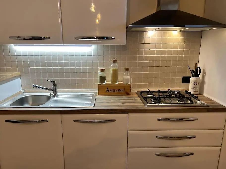 Dom wakacyjny Casa Grillo, Vista Lago Con Piscina E Box Auto Barcuzzi
