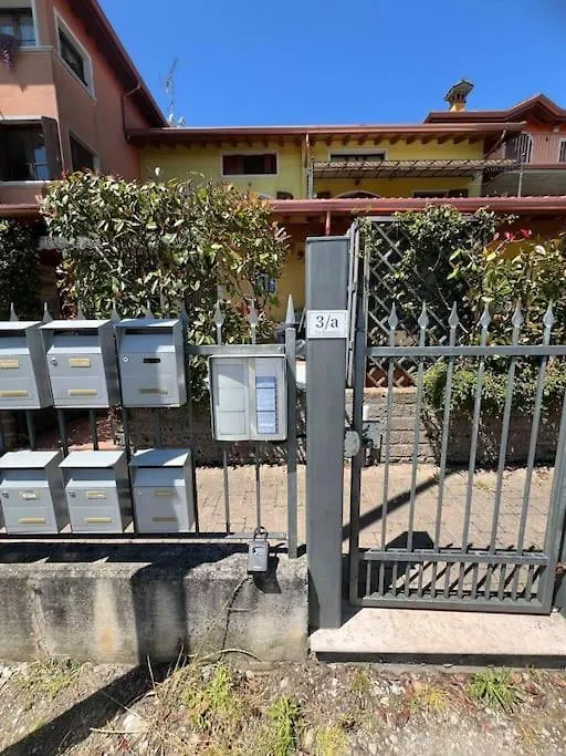 Dom wakacyjny Casa Grillo, Vista Lago Con Piscina E Box Auto Barcuzzi