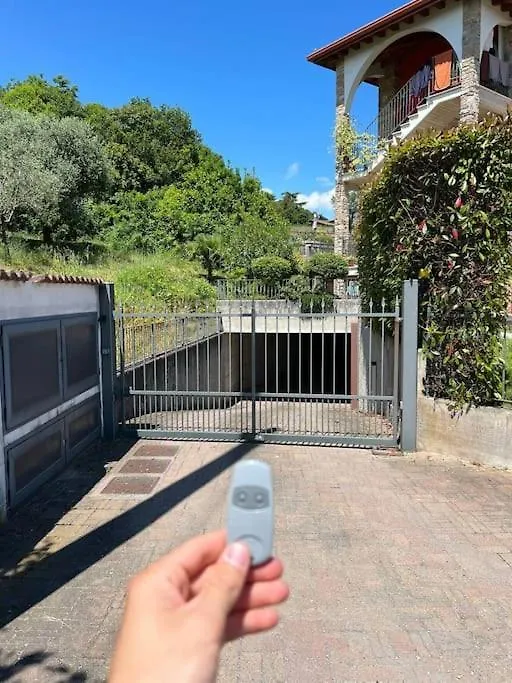 Dom wakacyjny Casa Grillo, Vista Lago Con Piscina E Box Auto Barcuzzi